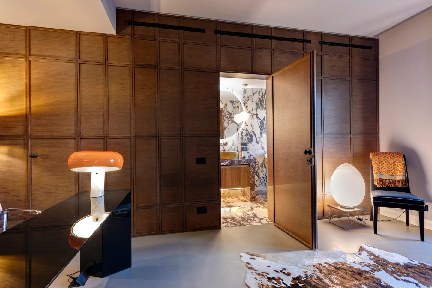 Lo studio dalla scrivania, la porta del bagno socchiusa
