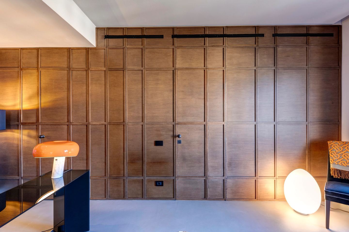 La boiserie in rovere dello studio, chiusa