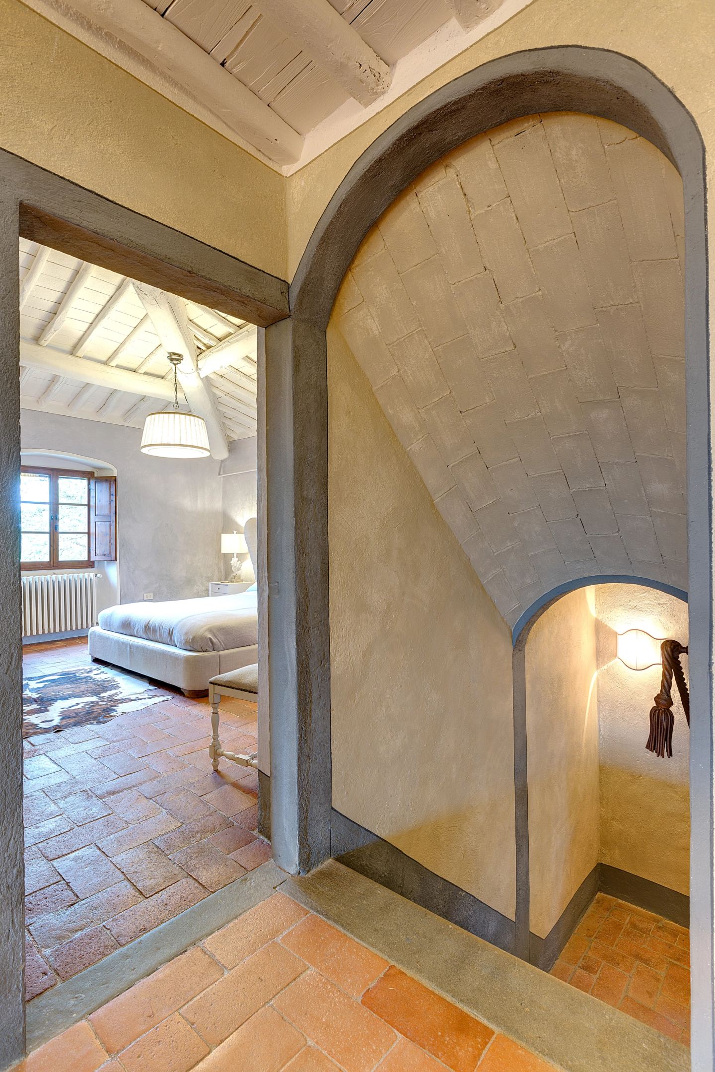 The arch opening onto the stair