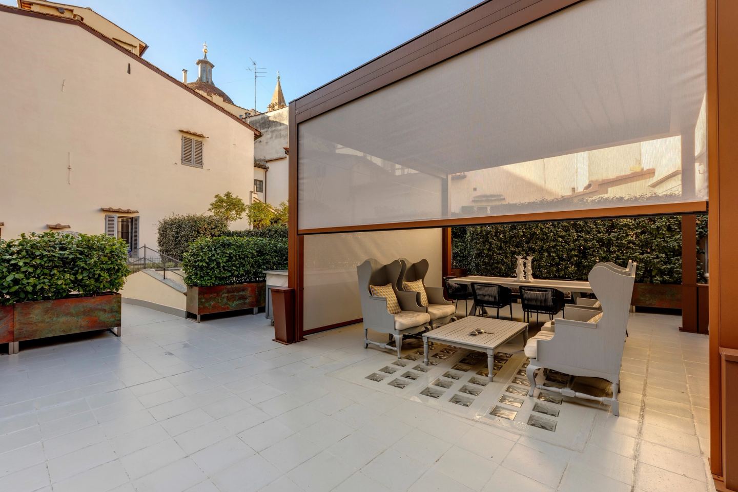 Una tenda abbassata su un lato della pergola