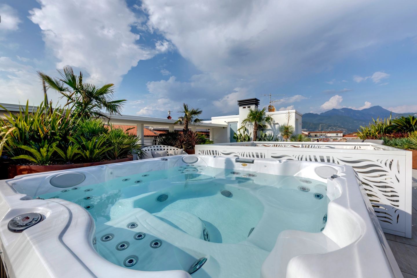 La spa incassata nel piano del terrazzo