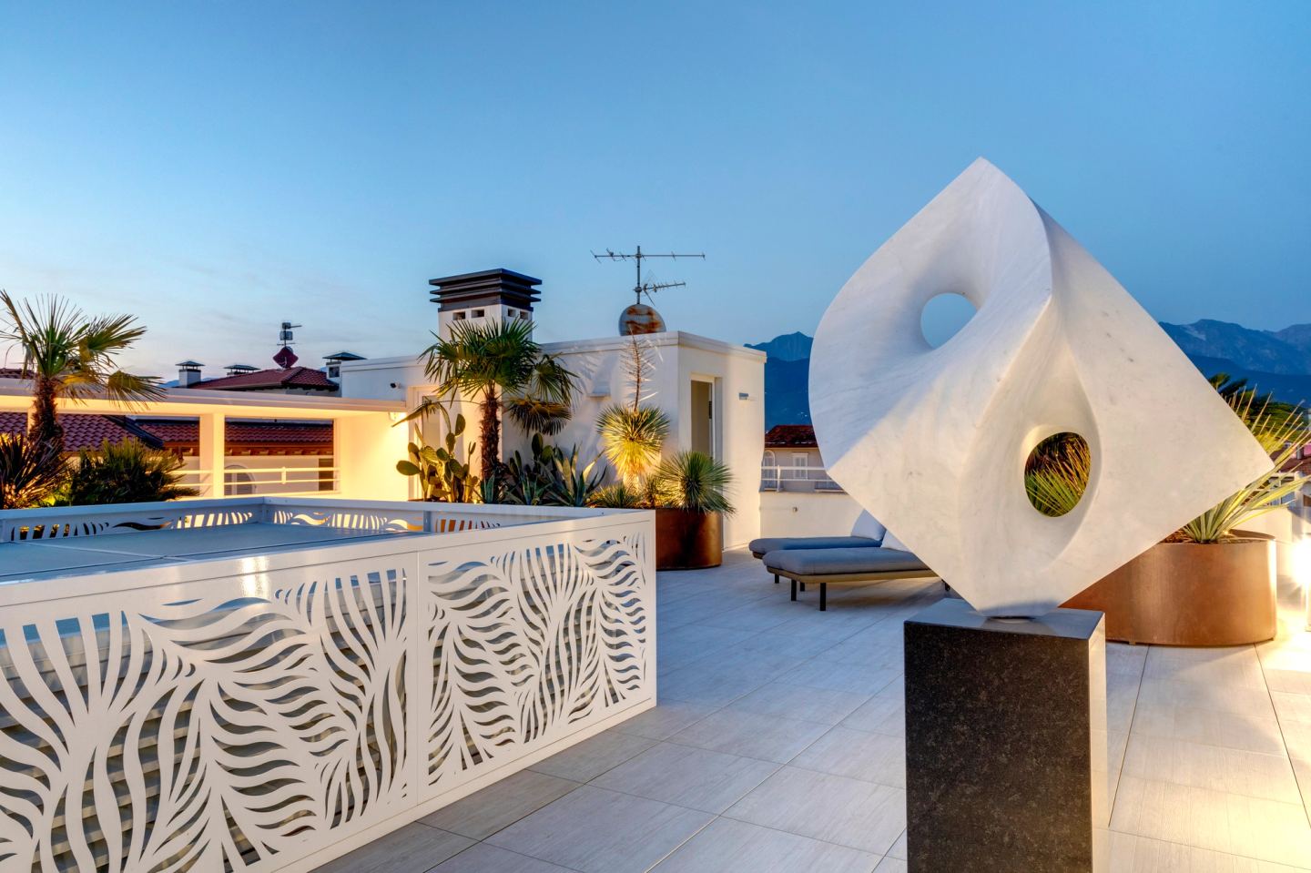 La scultura illuminata contro il cielo della sera