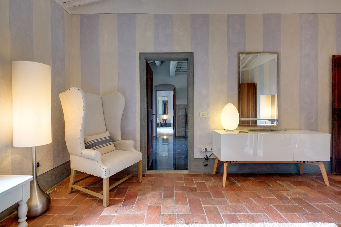 The dressing console with its lamps