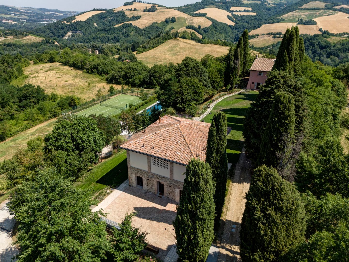 Tetto e cipressi dall'alto