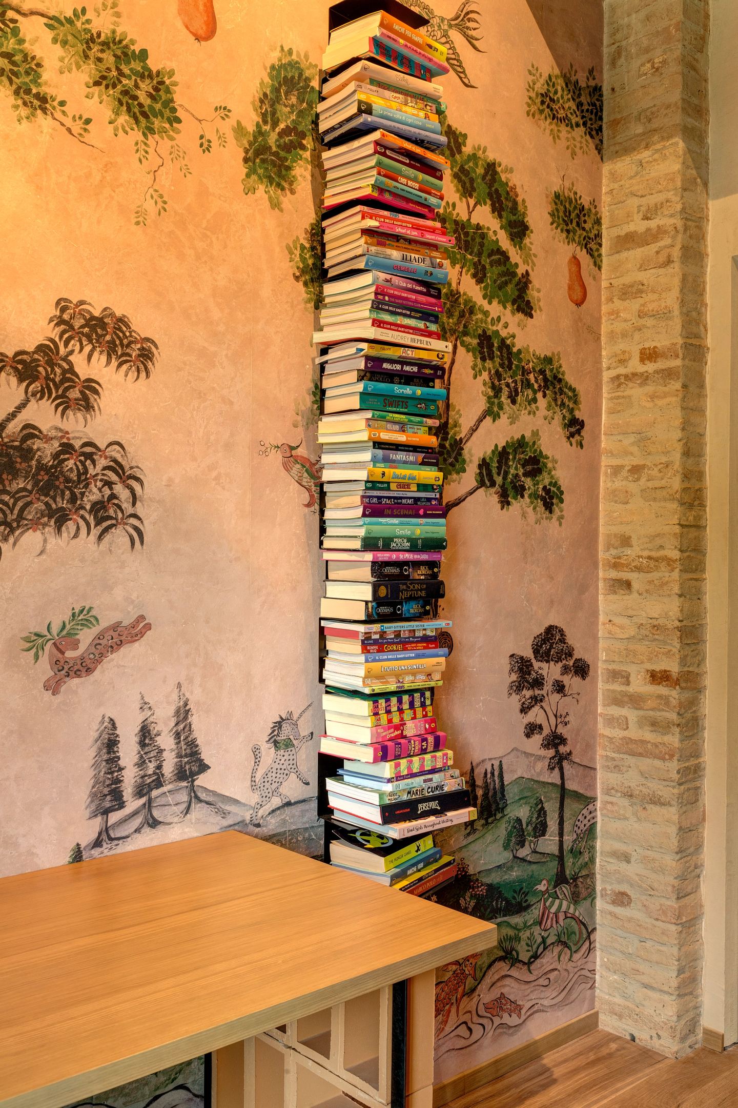 La torre di libri accanto alla scrivania