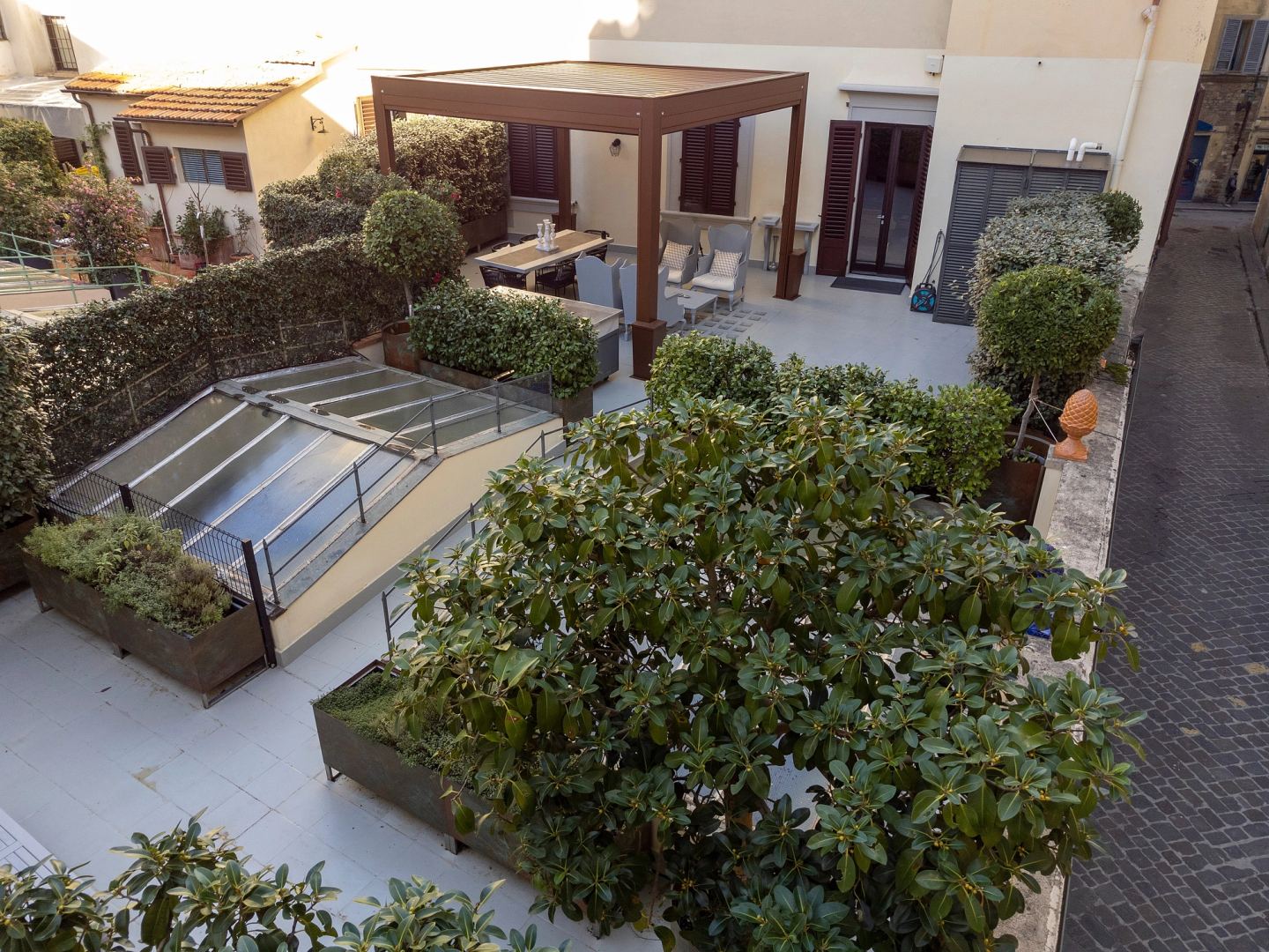 La terrazza dall'alto: la pergola, i lucernari e le fioriere
