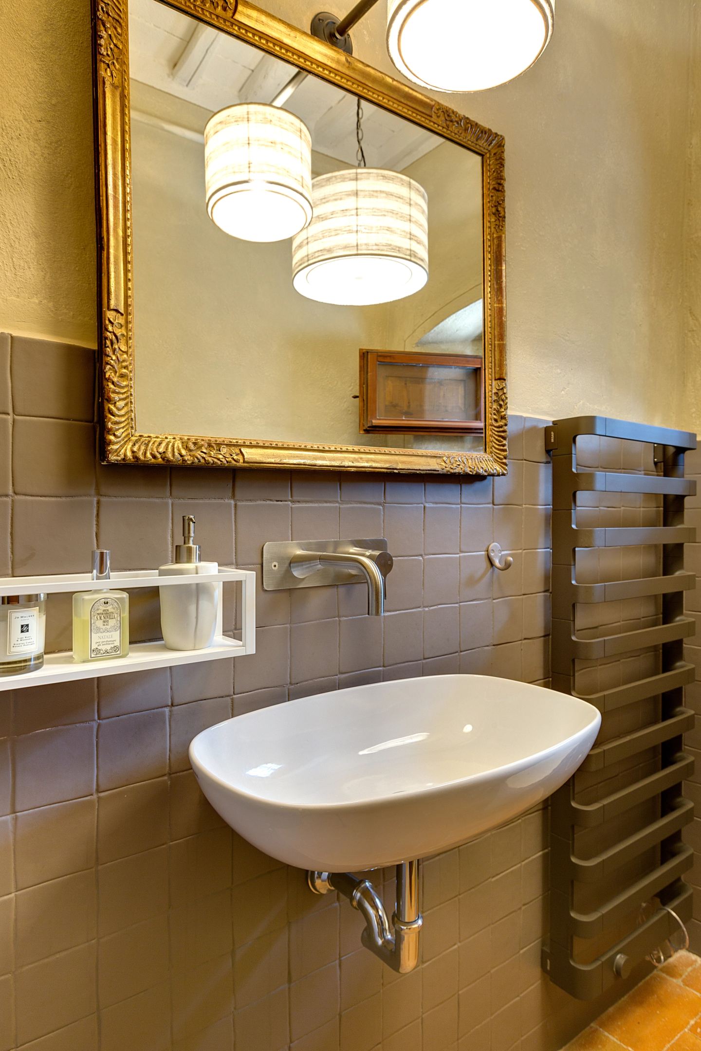 Mirror, basin and towel rail gathered in one corner