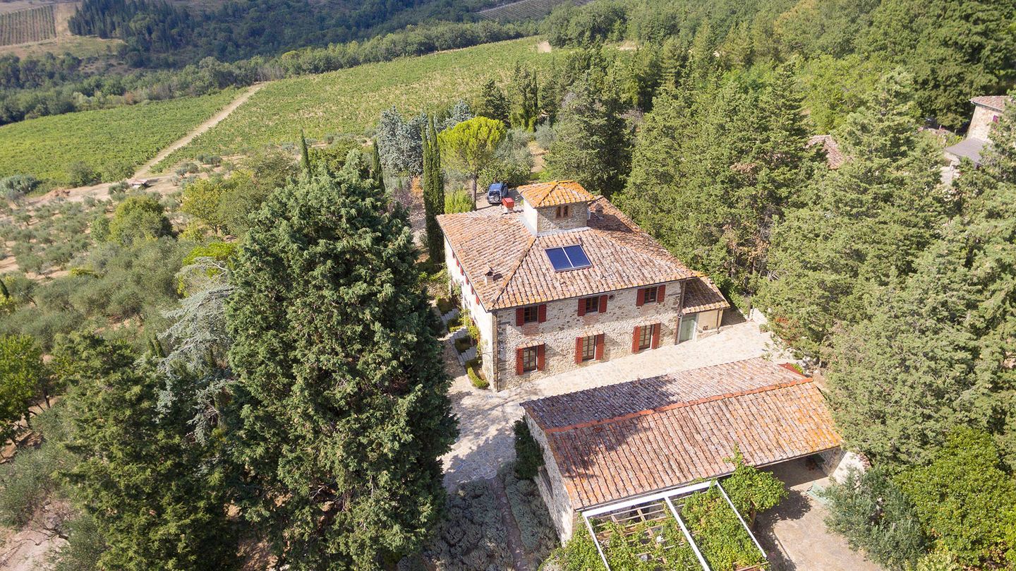 Il tetto del fienile sotto la villa