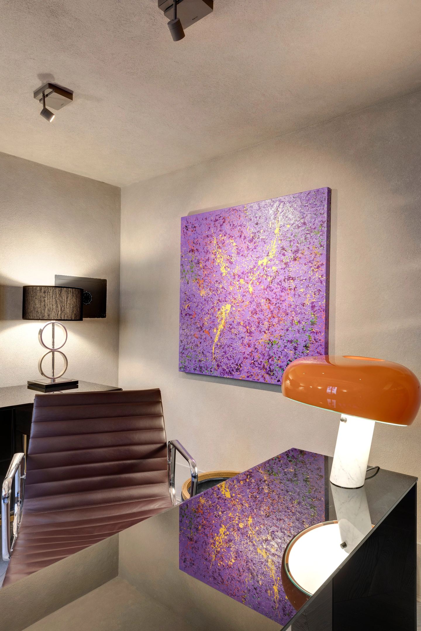 La scrivania vista dall'alto, la lampada arancione e il quadro