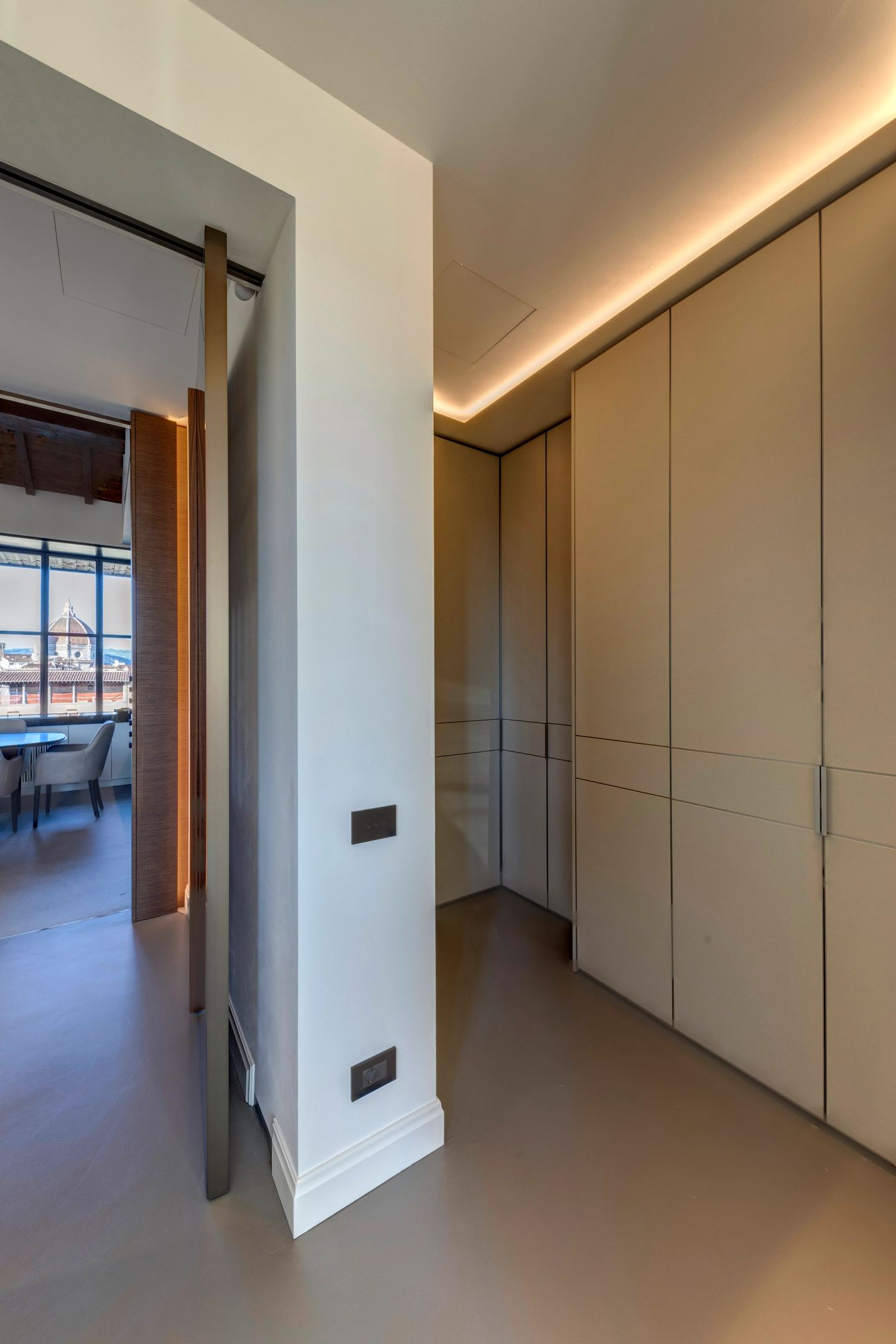 The dressing corridor with the open space door at its end