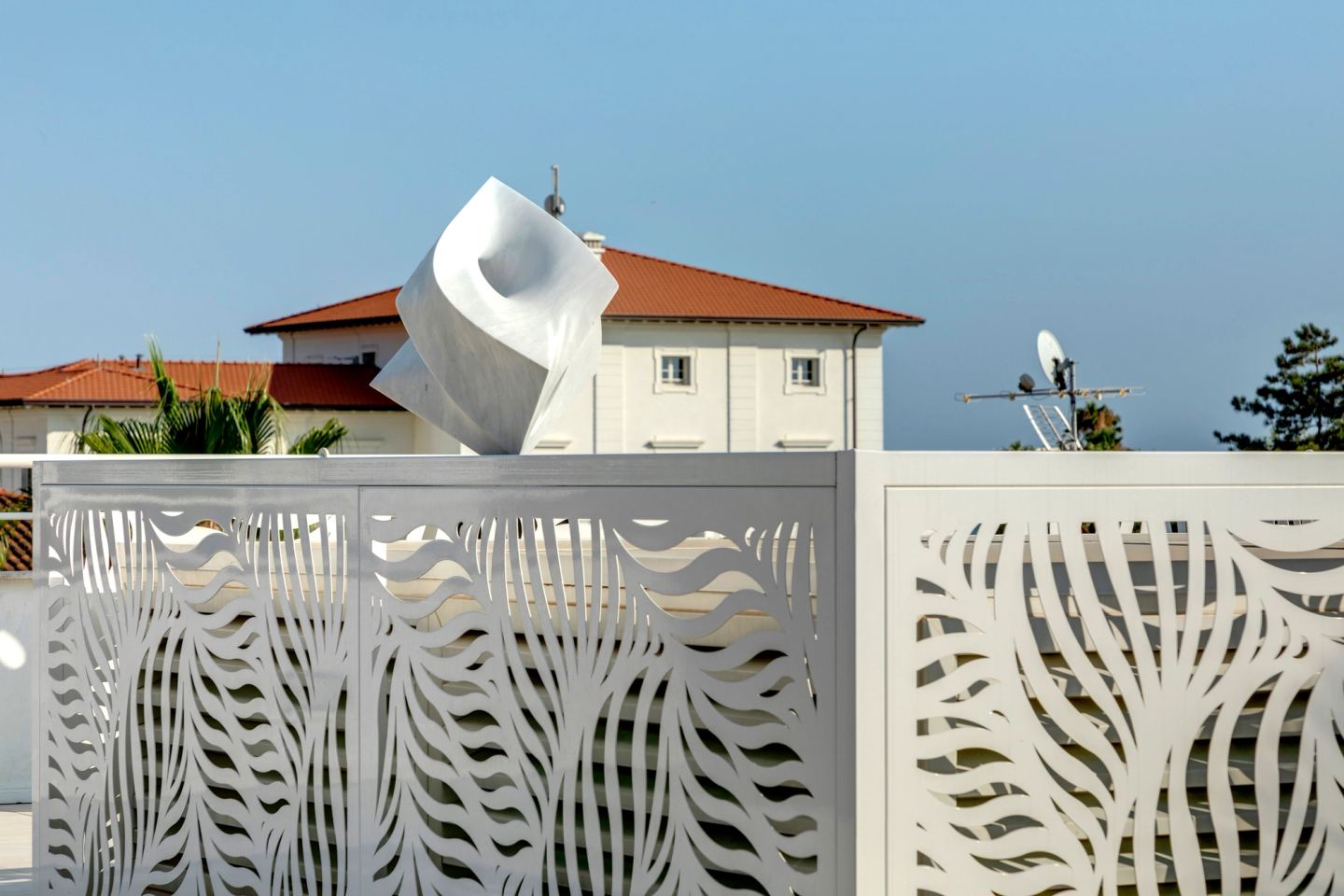 The sculpture above the cut screens of the parapet