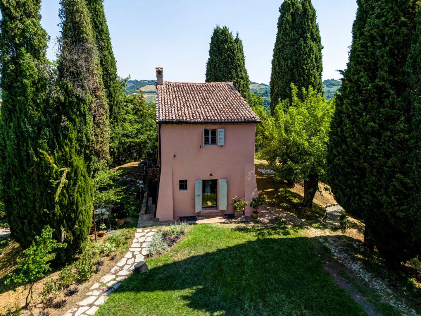 La foresteria tra i cipressi