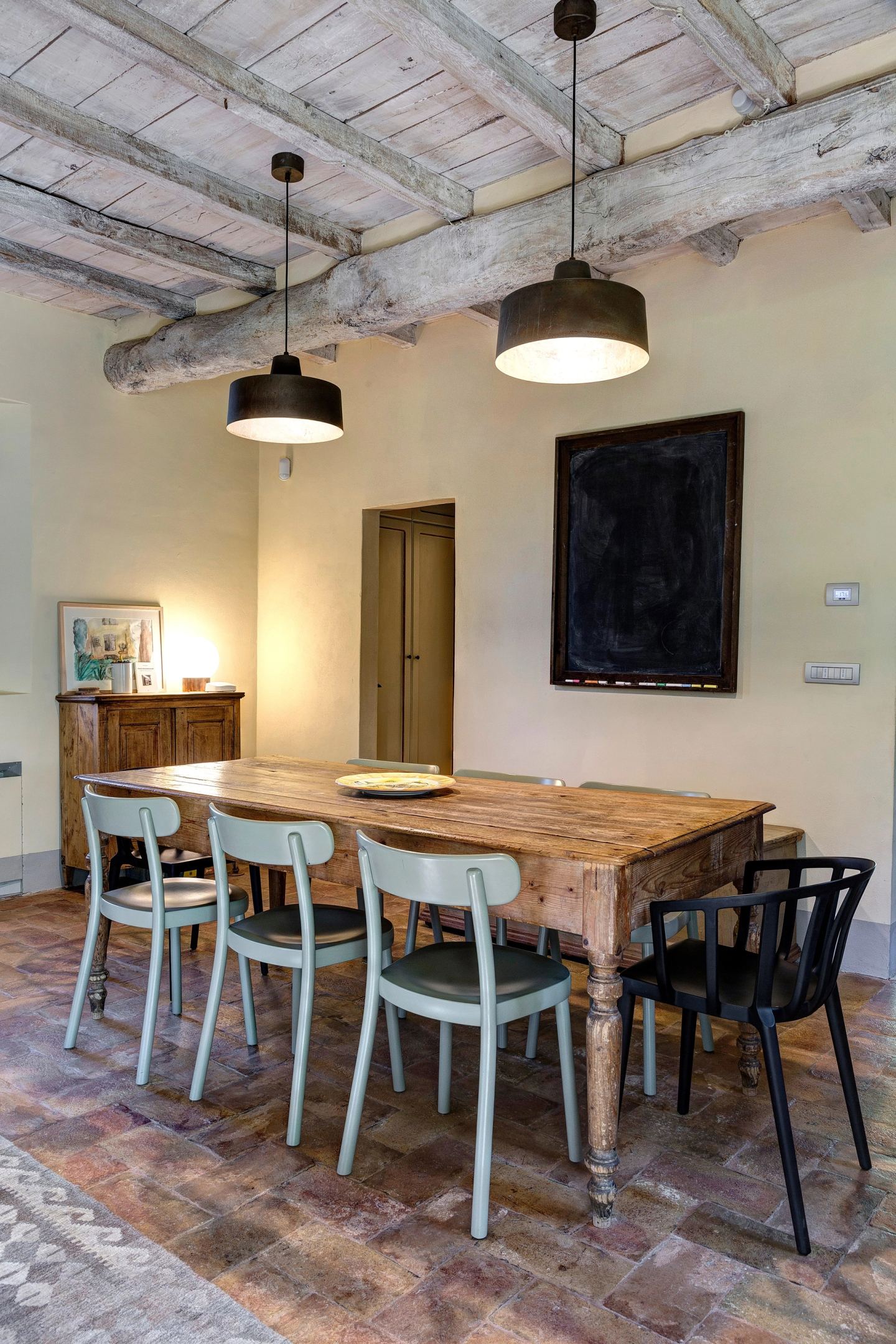 Il tavolo da pranzo visto dal soggiorno, le sospensioni basse sopra