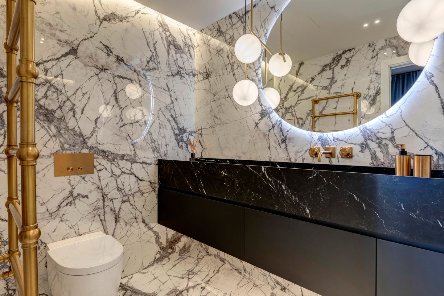 The full wall of Calacatta Viola, vanity and WC along it