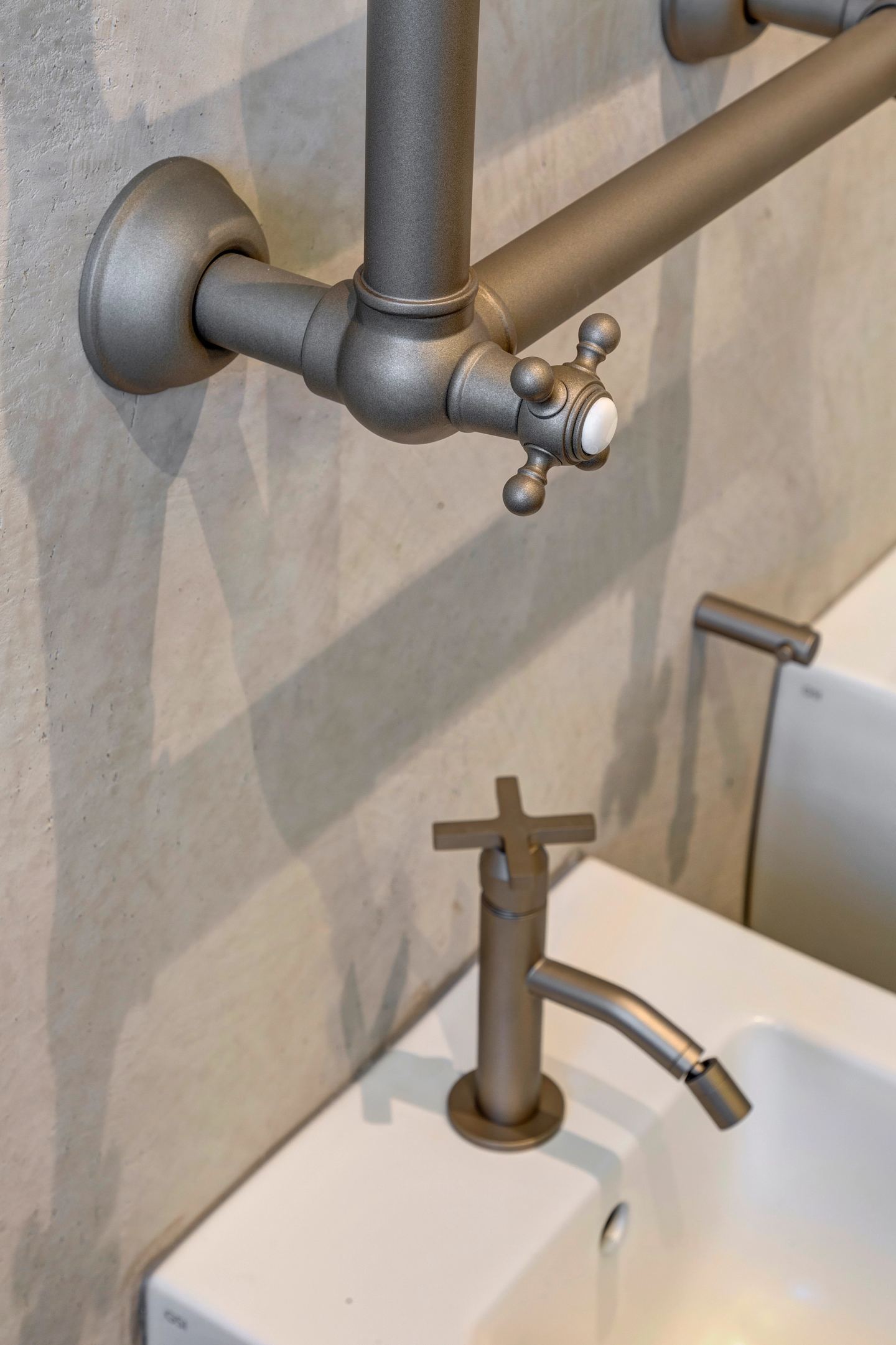 Il rubinetto e il bordo del lavabo