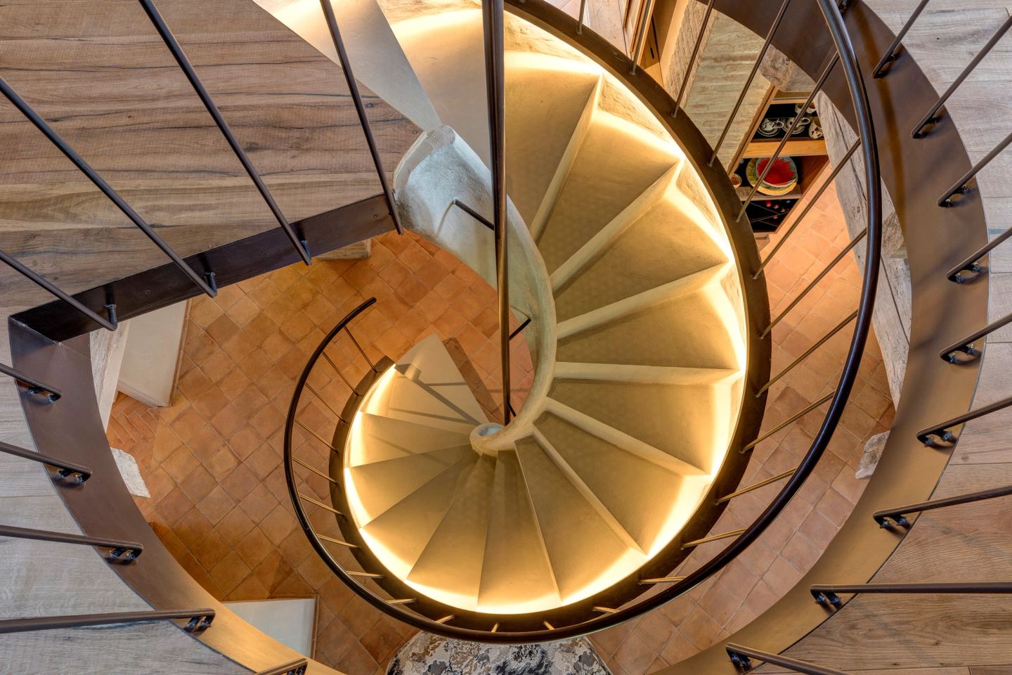 The whole spiral from above, lit along its edge