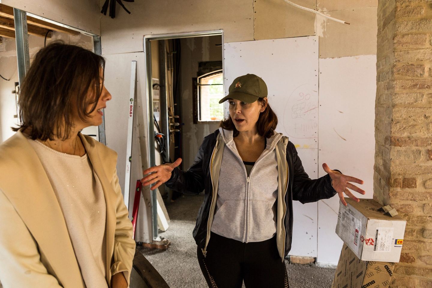 Rebecca talking the plan through with Deniz Önel