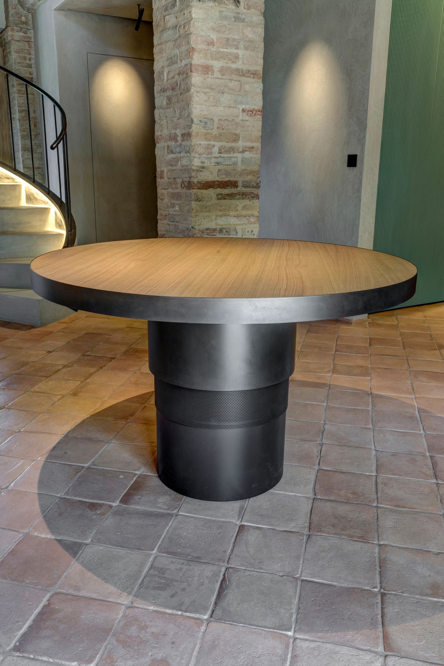 The round table standing on the terracotta