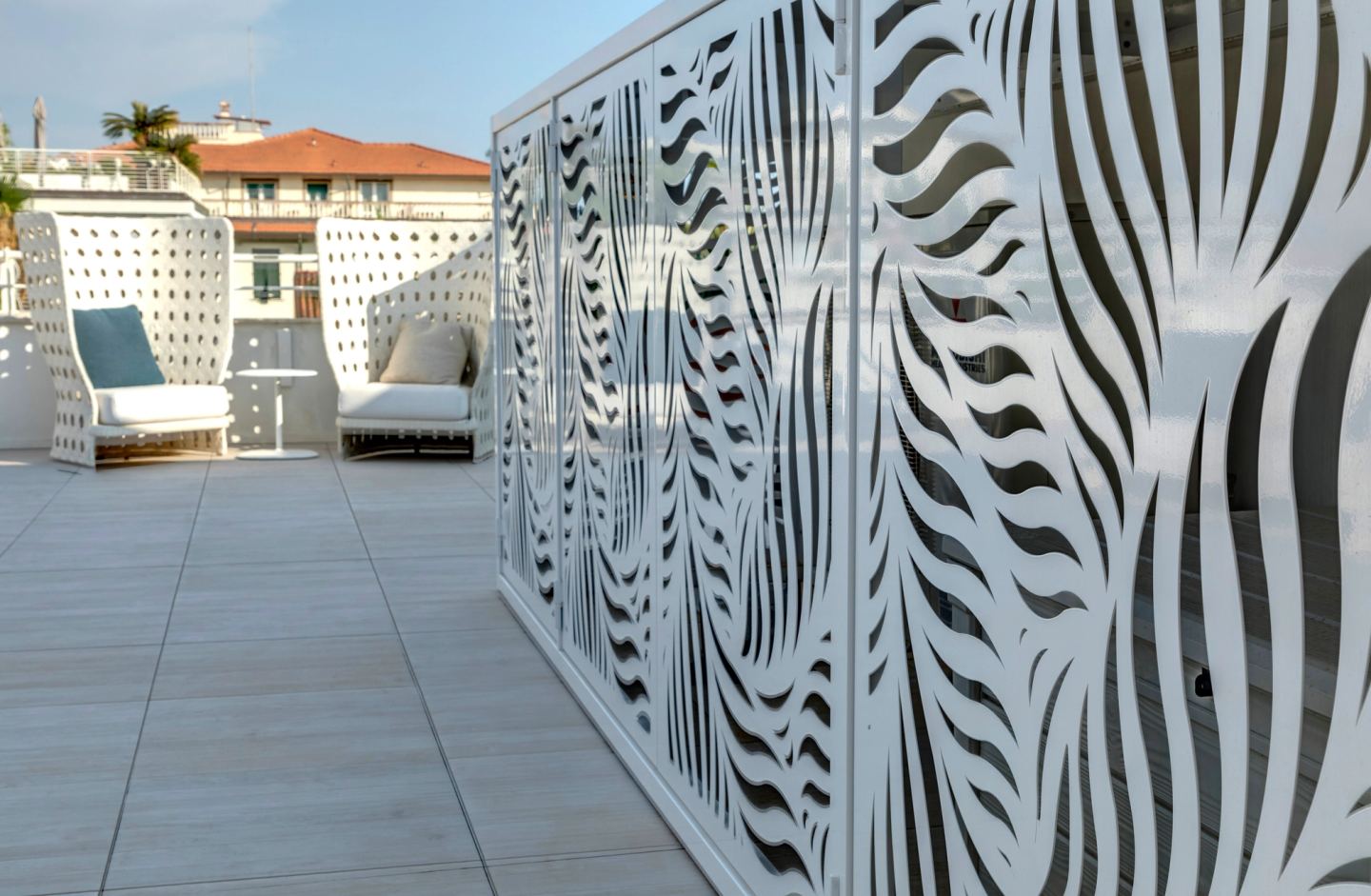 The screen wall along the terrace edge