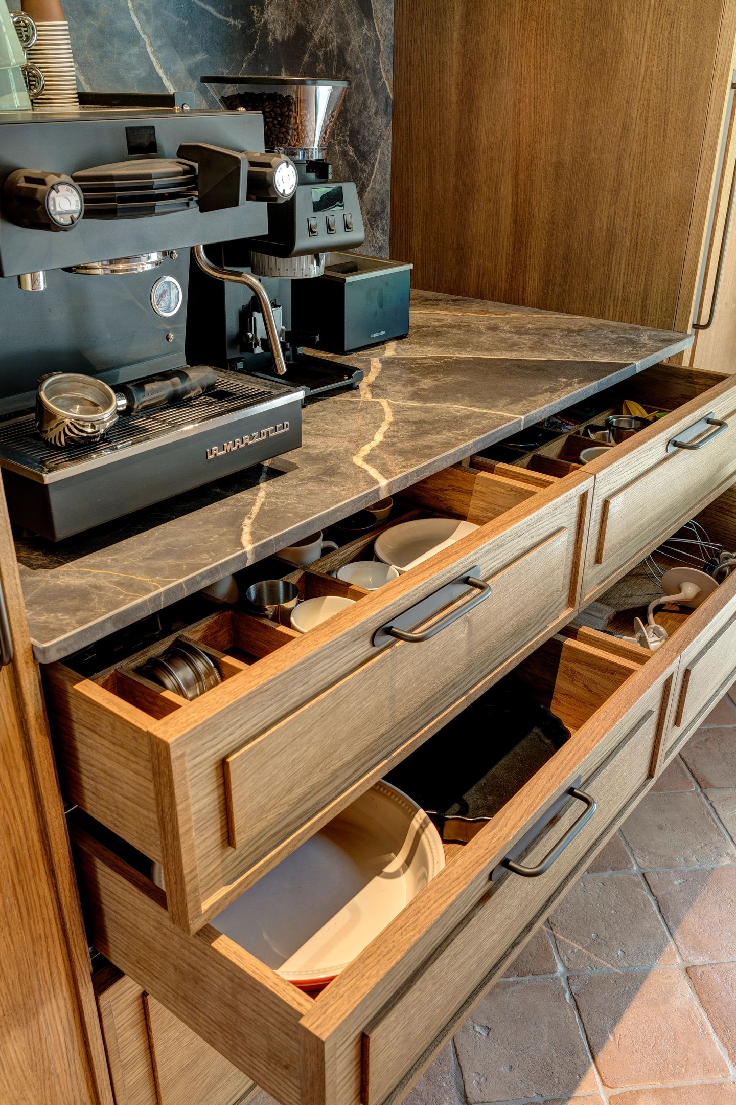 Cutlery drawers pulled out below the niche