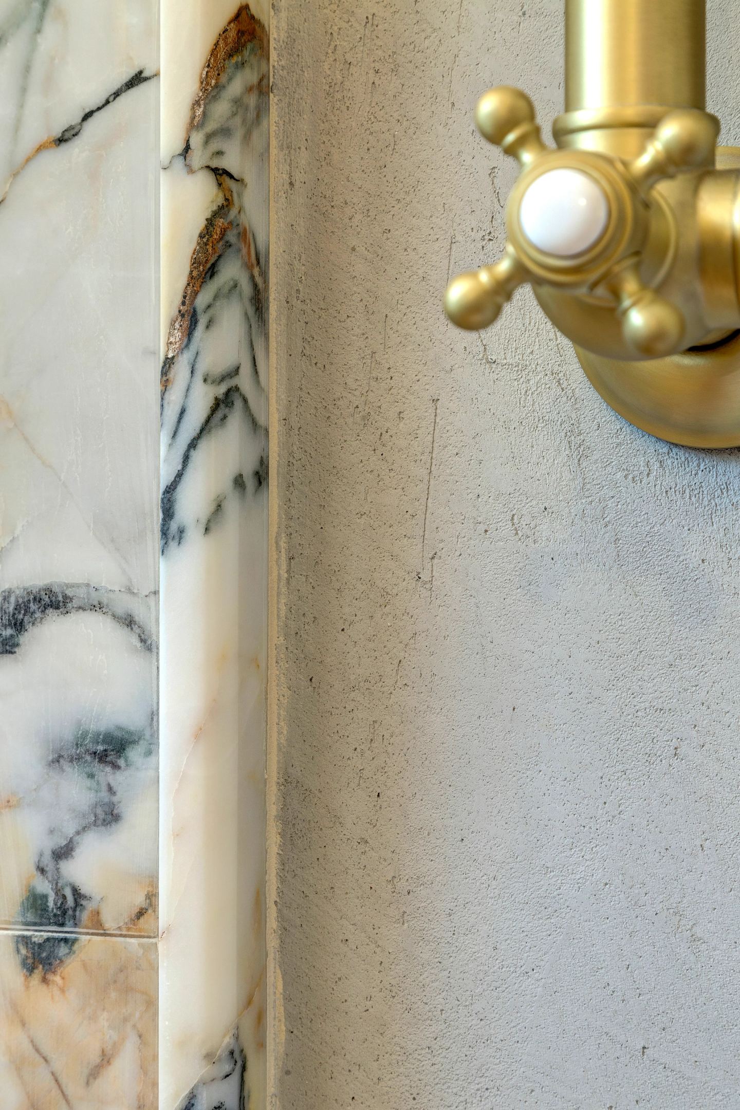 The tap against the edge of the marble