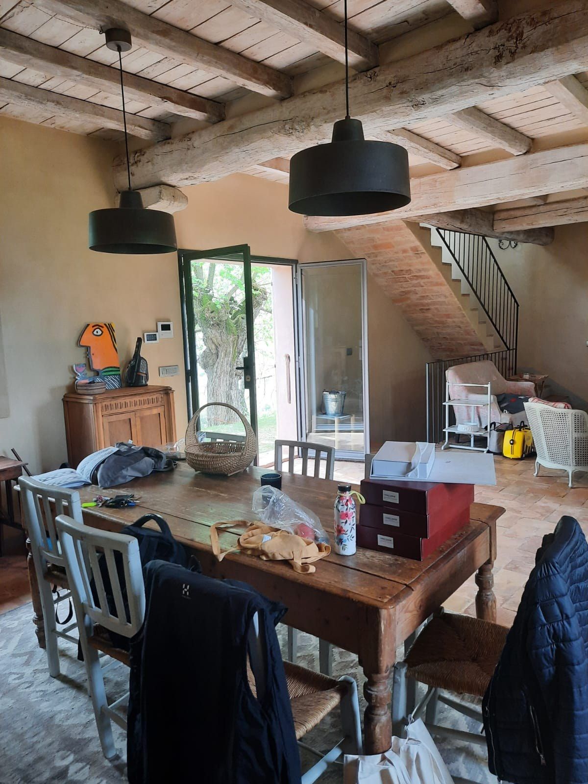 Prima: il tavolo da pranzo sotto le vecchie sospensioni