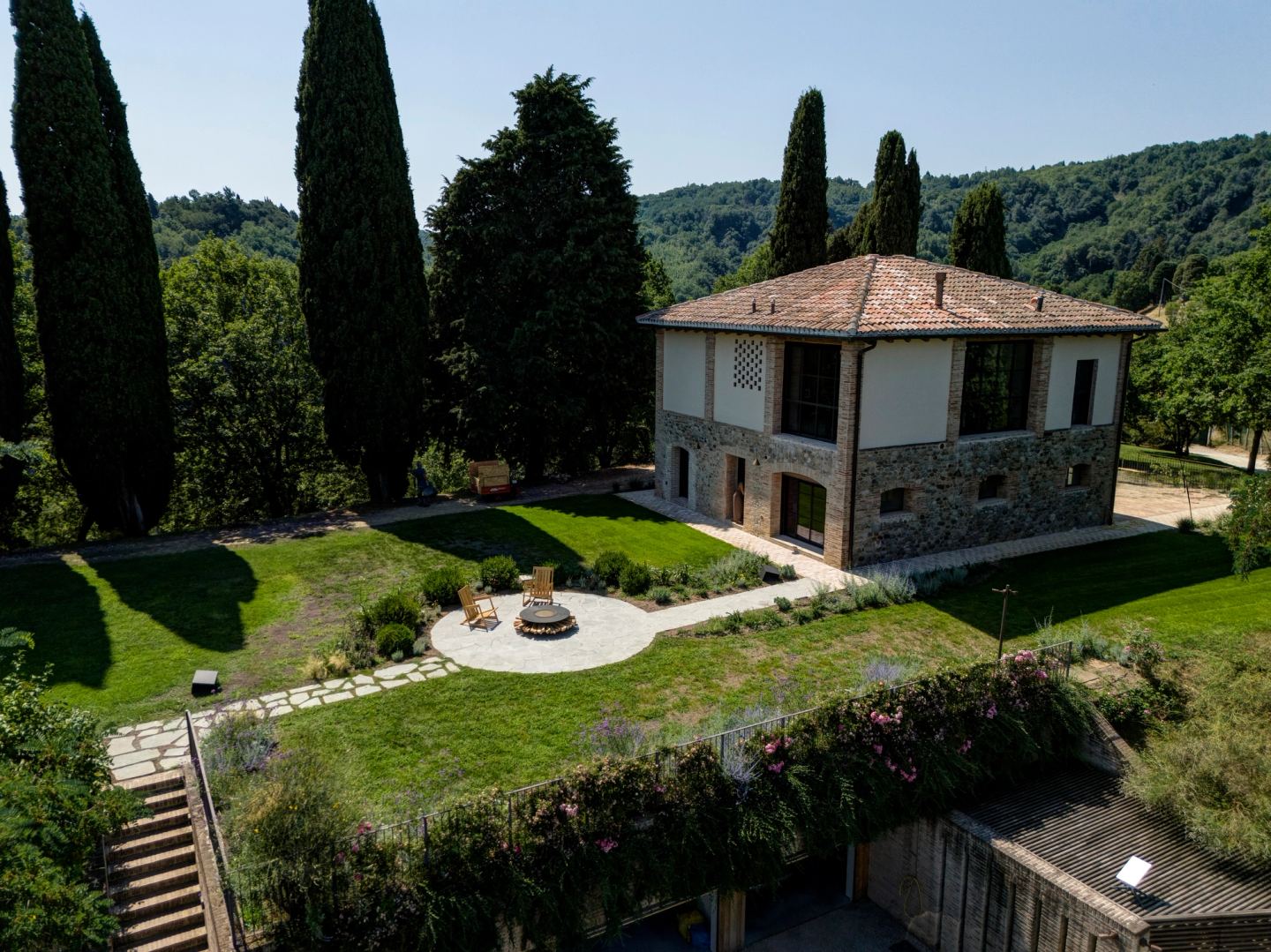 Il Fienile dal giardino, il pannello traforato sul fianco