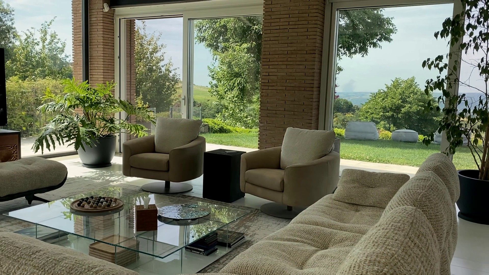 Il primo soggiorno della villa vicino a Orvieto, il divano Ayton e le vetrate sul giardino