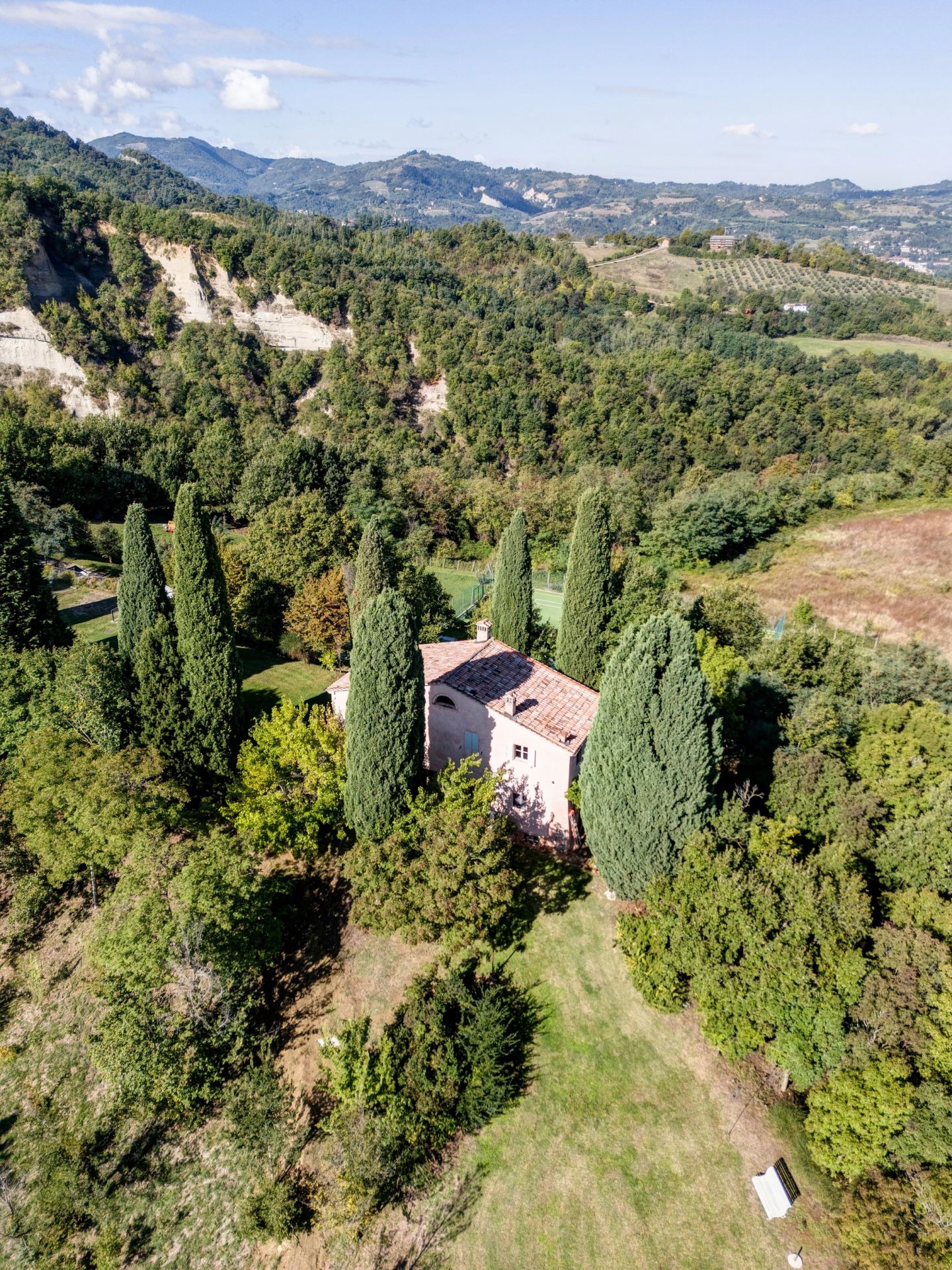 La casa piccola nel paesaggio, le colline fino all'orizzonte