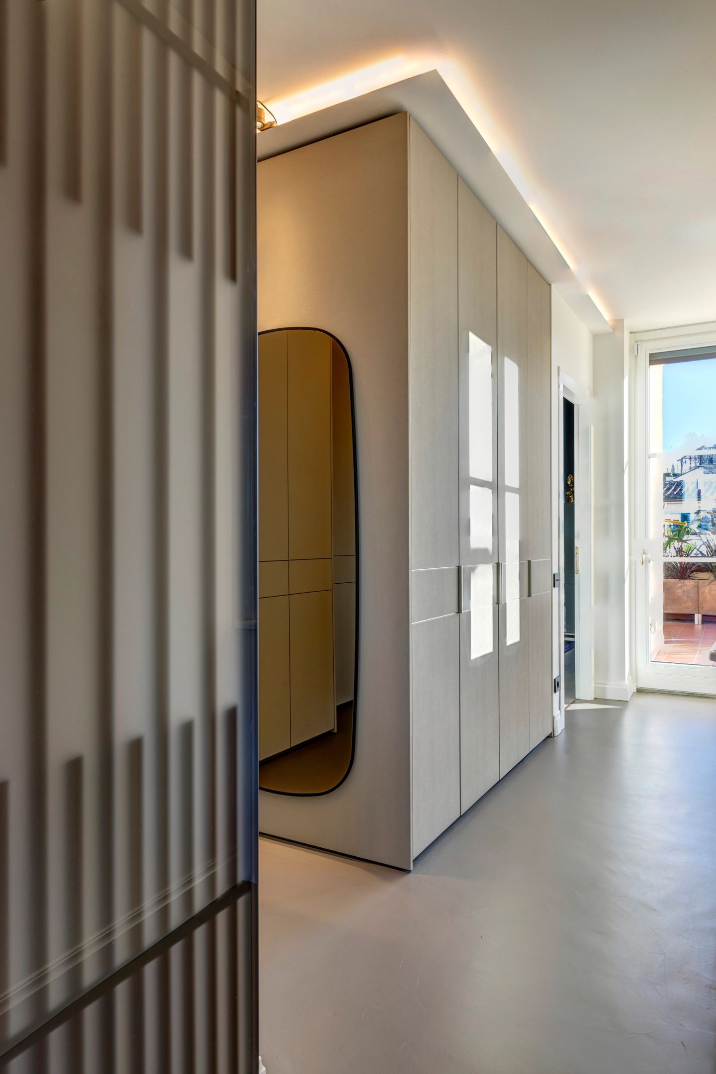 Looking past the screen to the terrace door