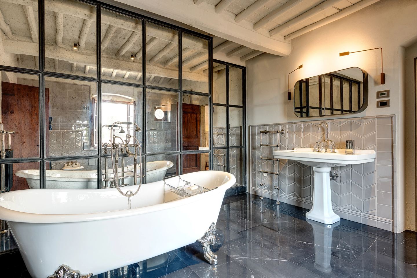 The roll-top bath and the pedestal basin on stoneware