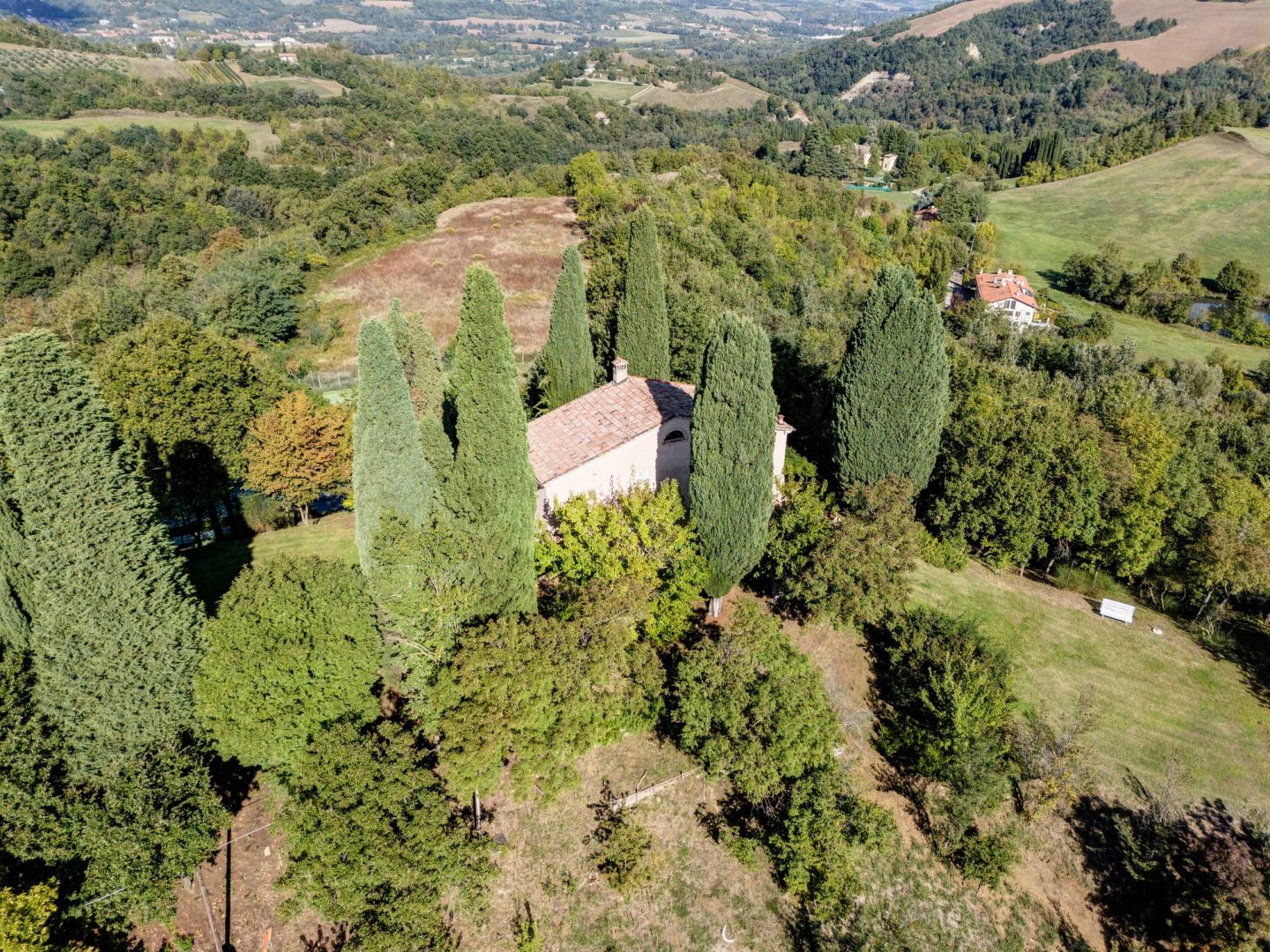 La casa nella sua radura, la valle che si apre alle spalle