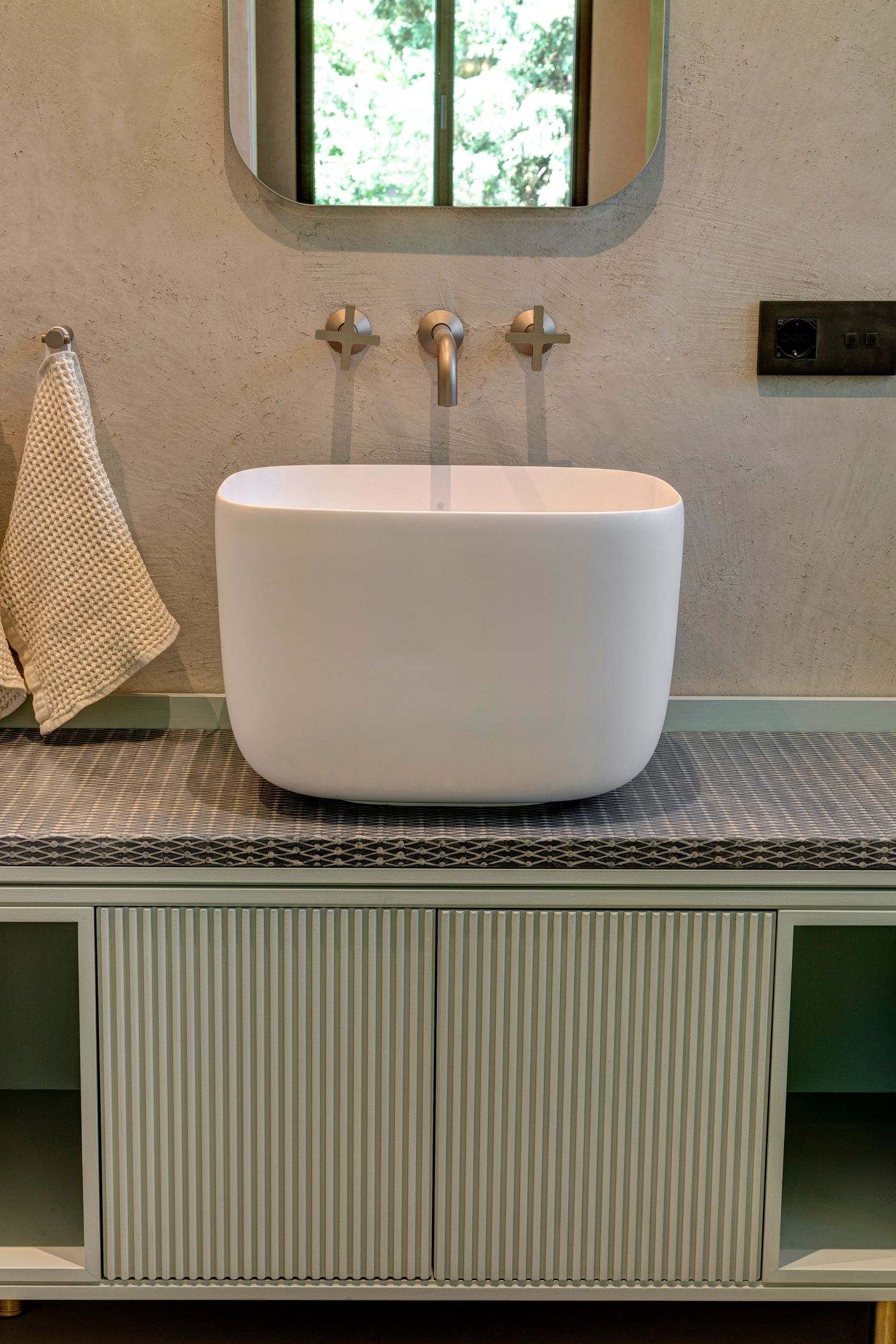 Un lavabo sul fronte verde rigato