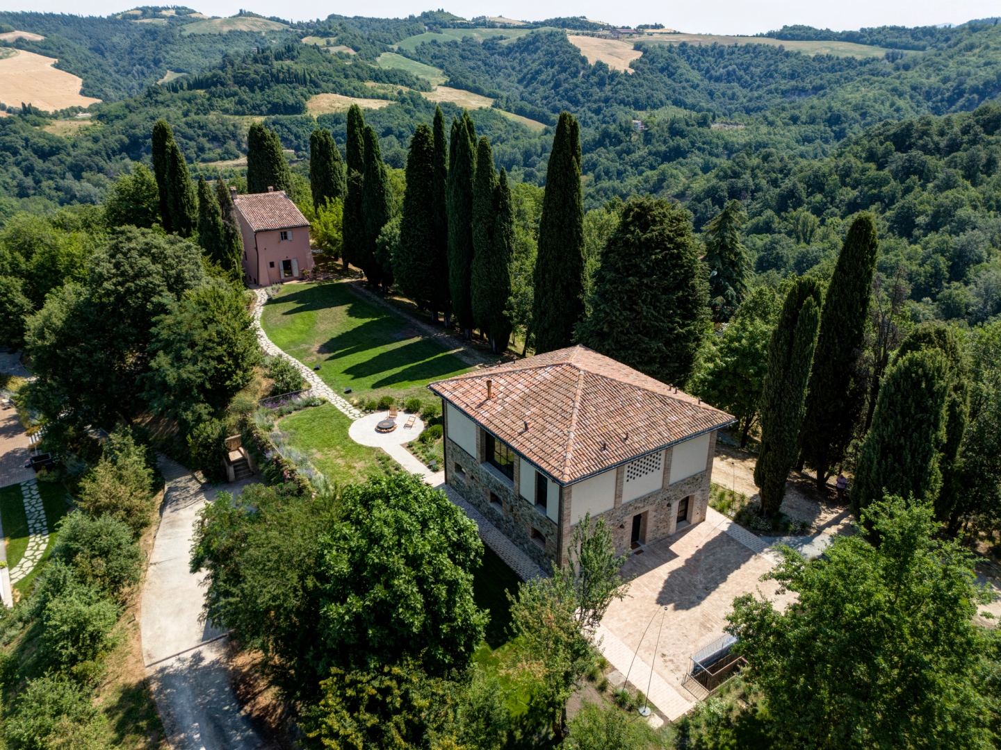 Il Fienile dalla strada d'accesso, la valle oltre