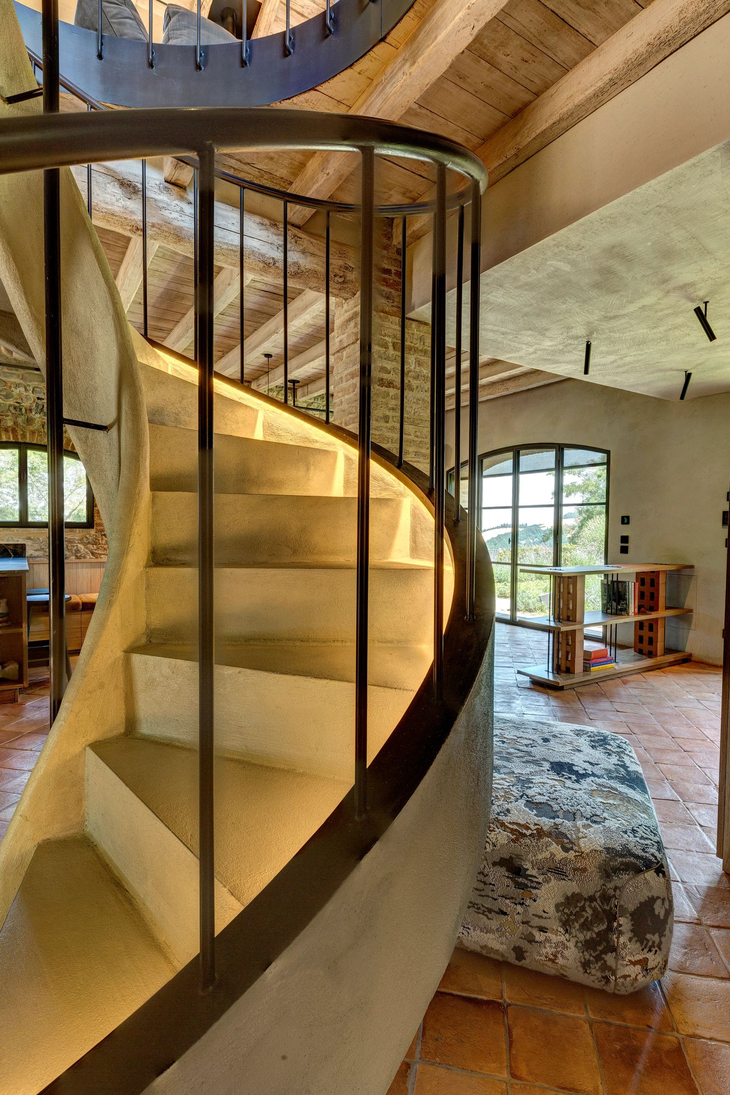 The glass balustrade following the curve