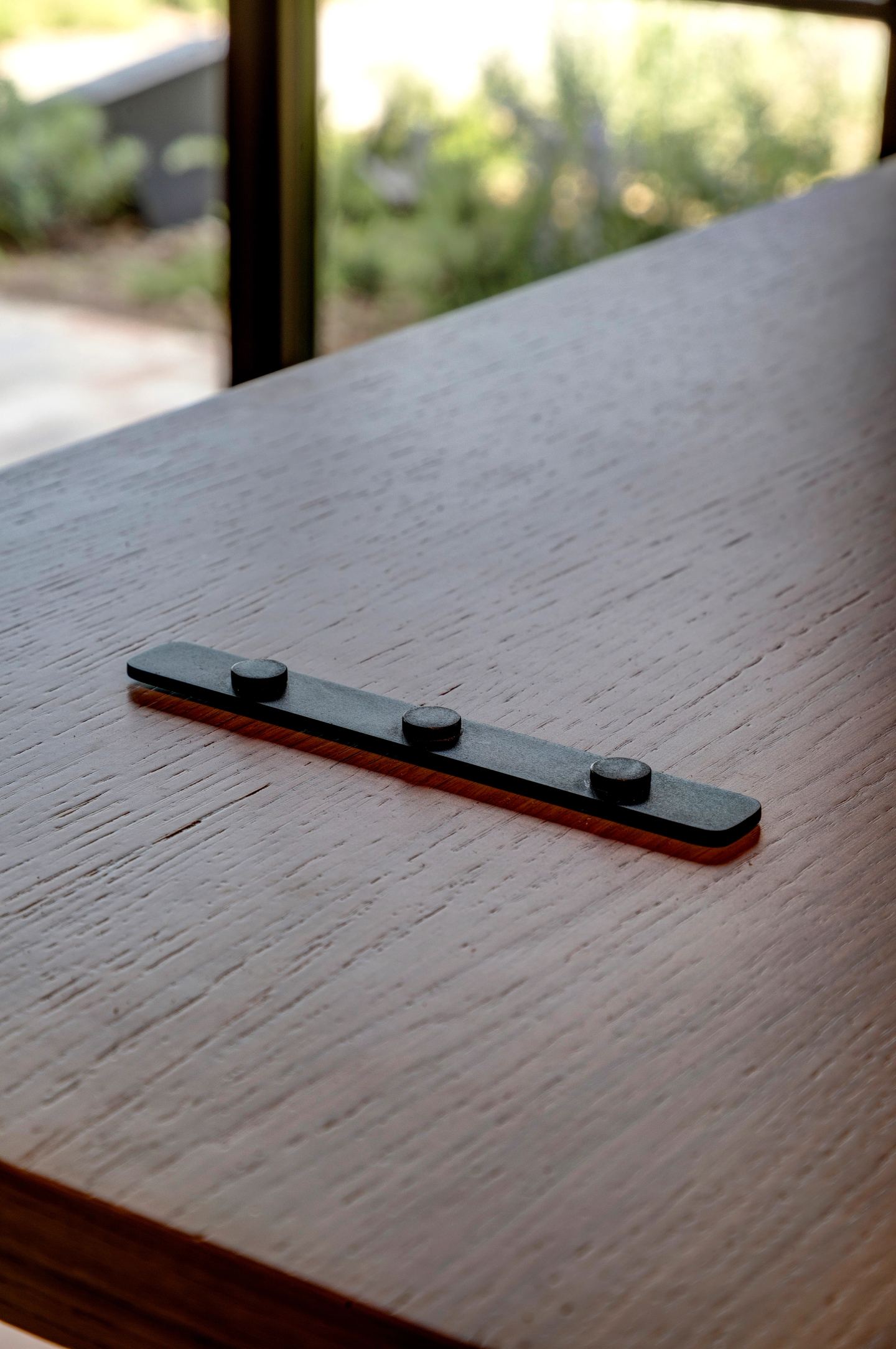 The speaker rail set into the edge of the table