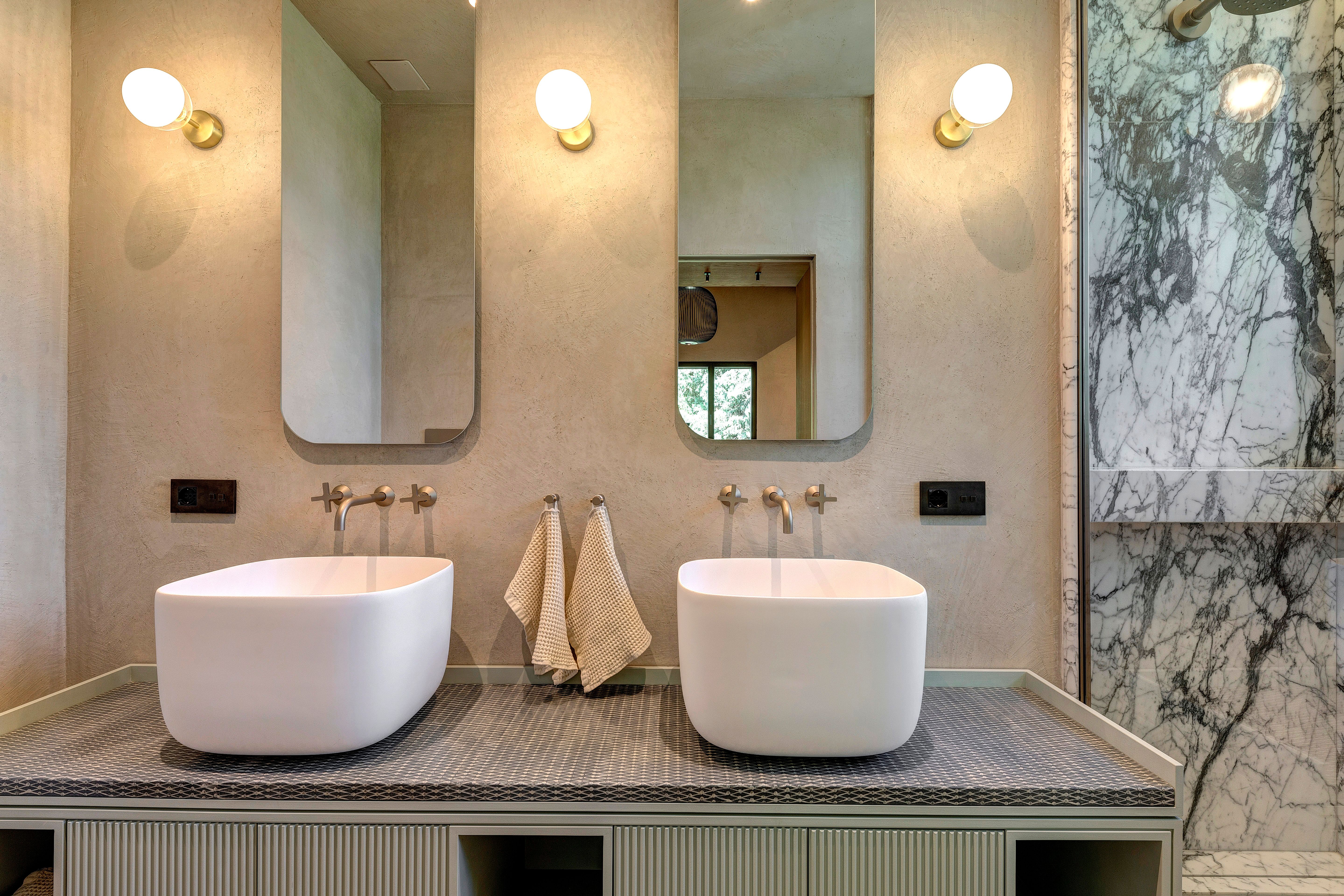 The basins, the mirrors and the lights between them
