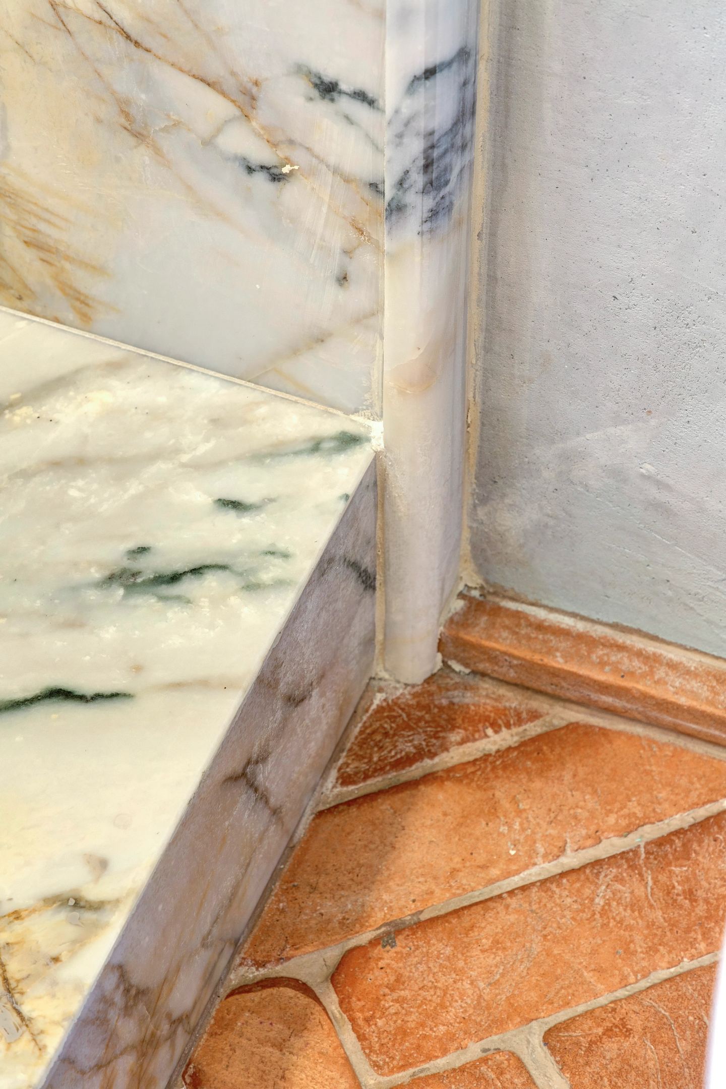 The marble stepping down to the terracotta