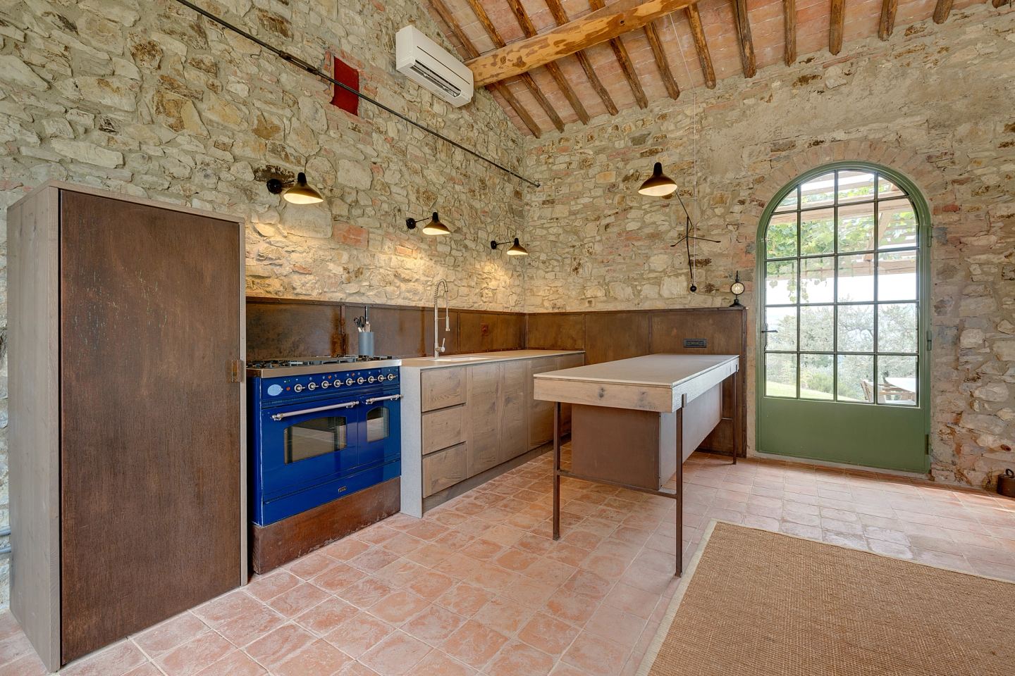 Un pannello in corten aperto sulla parete di cottura