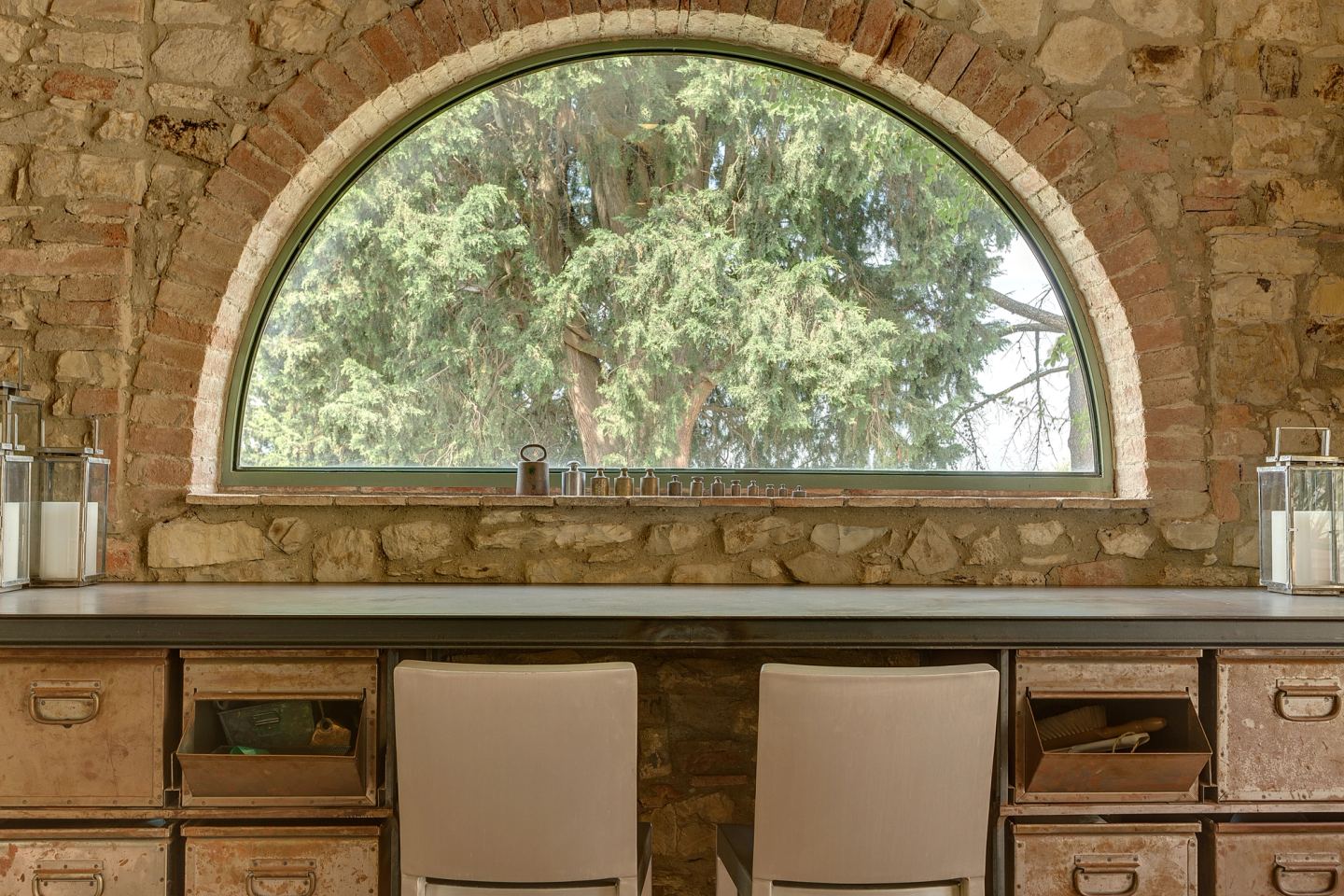 La finestra ad arco dall'interno, sgabelli al bancone