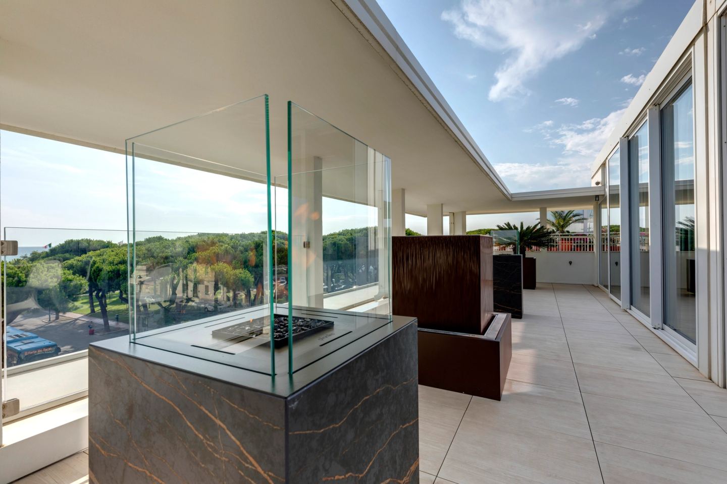 The water sculpture between the glass balustrade and the sea light