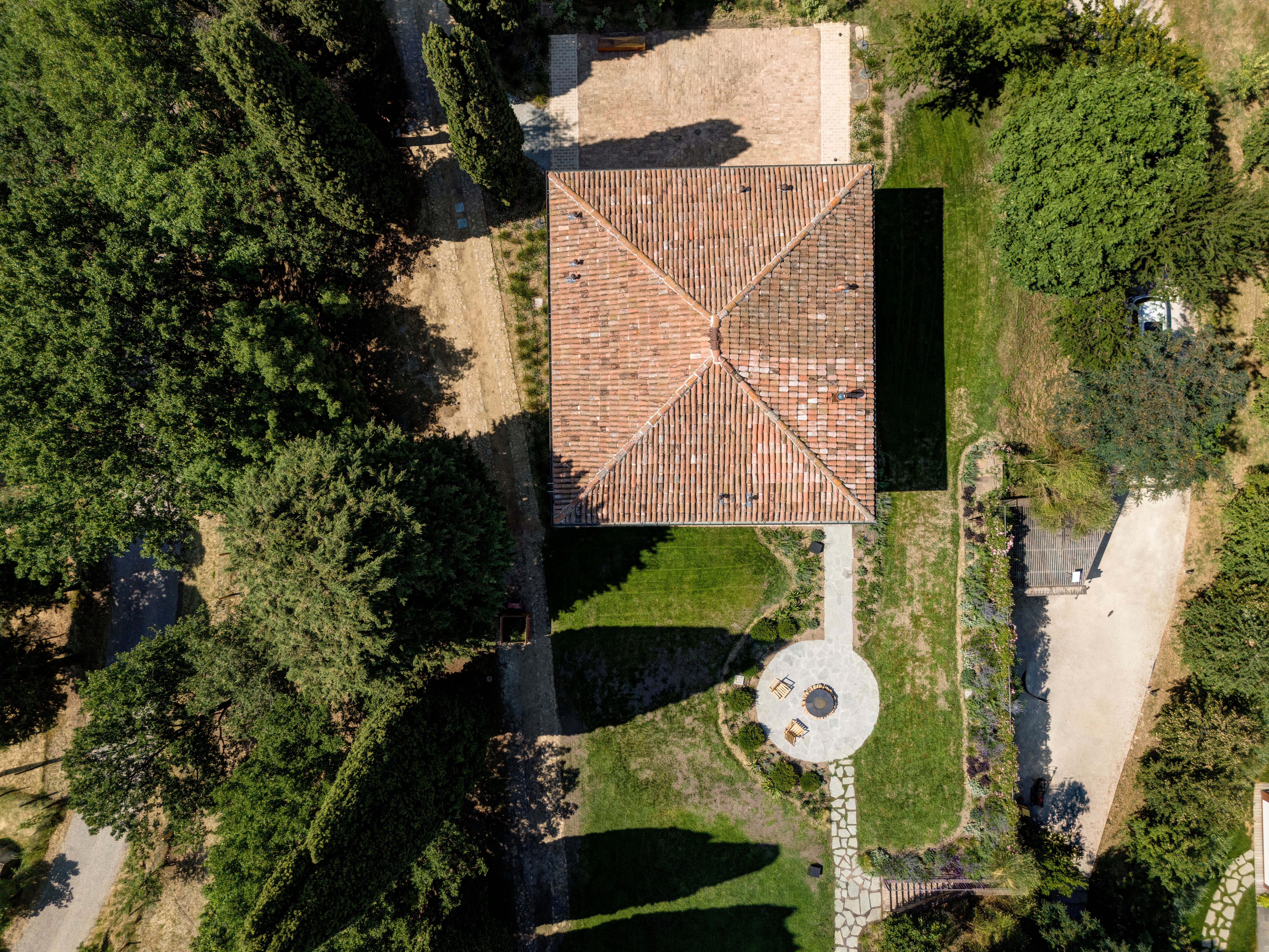 Il tetto a picco dall'alto, i percorsi tracciati intorno