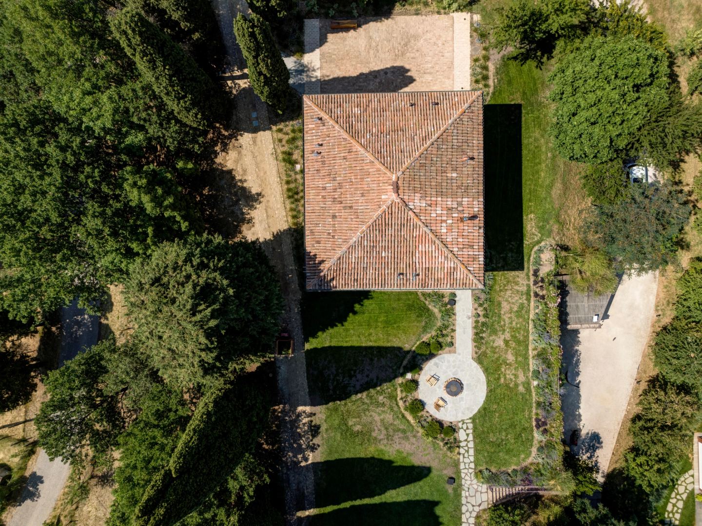 The roof from directly overhead, the paths drawn around it