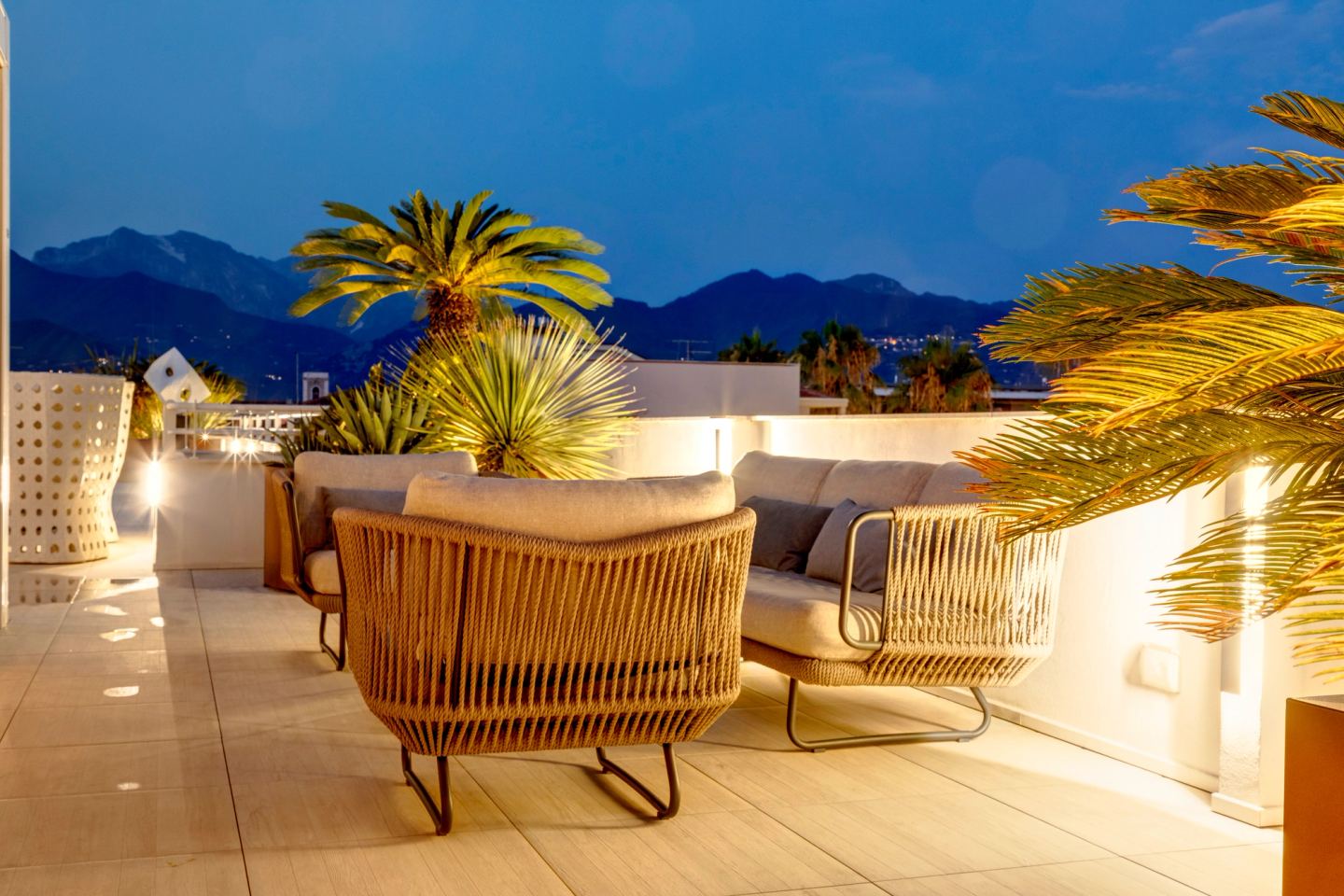 Le sedute in rattan illuminate dopo il tramonto
