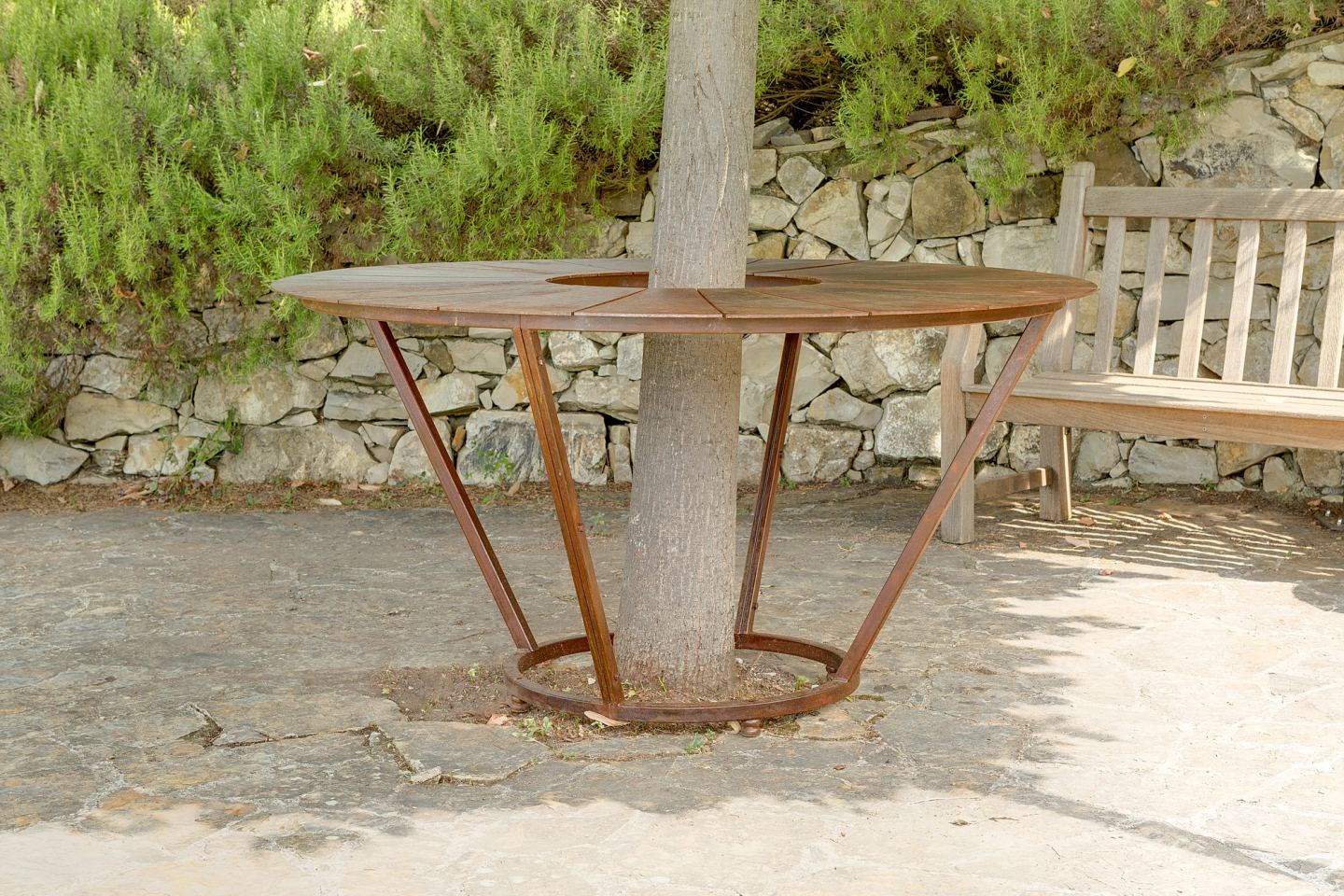 Corten legs gathered in at the tree