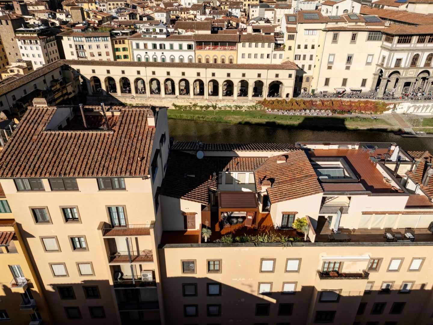The roof terrace among its neighbours, the Vasari corridor below