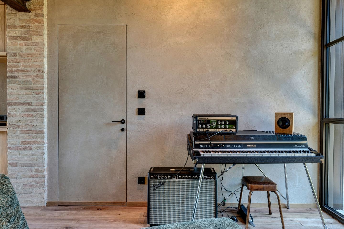 The amplifier, the keyboard and the stool