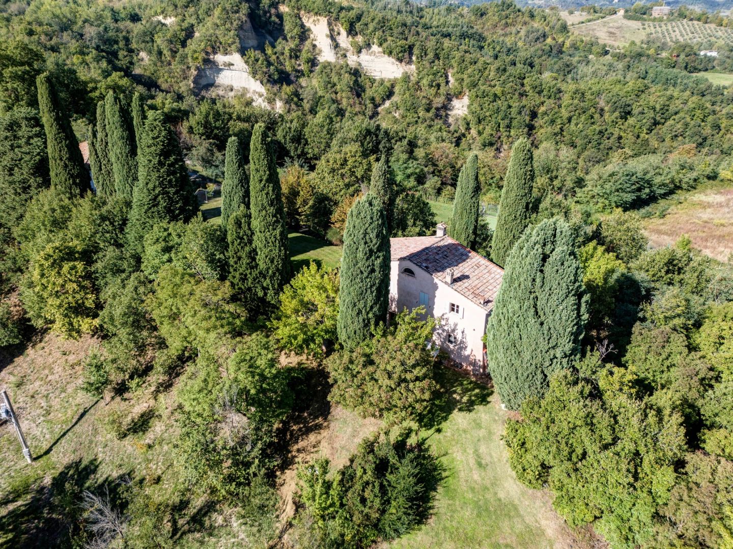 Il tetto visto dall'alto, oltre i crinali chiari delle colline