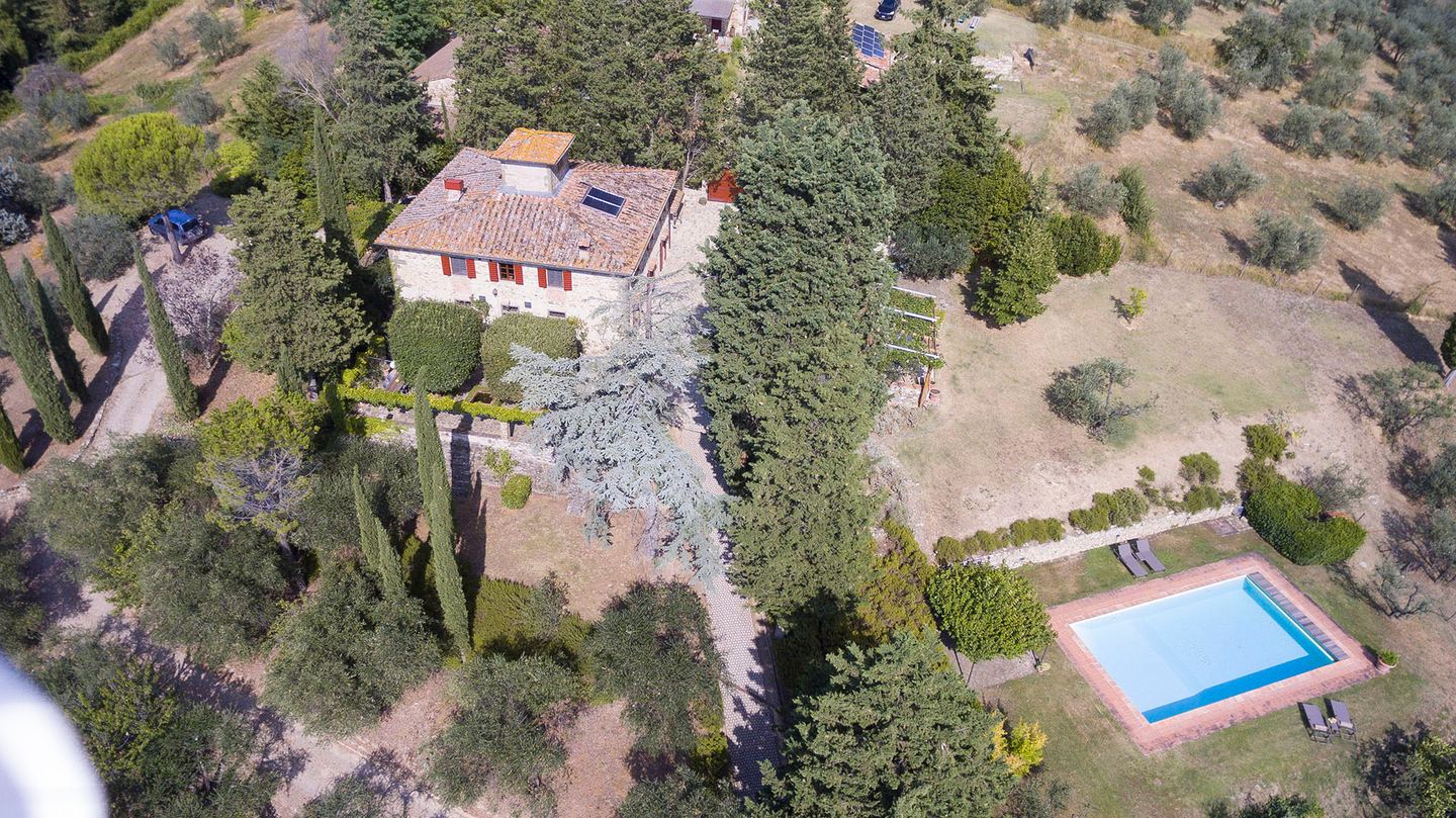 Tetti, piscina e le terrazze di olivi