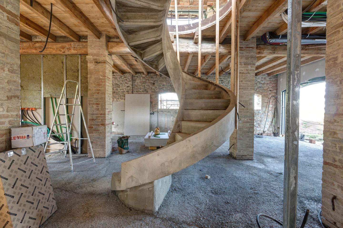 The curve of the stair before its handrail